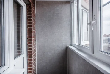 Отделанный ПВХ панелями балкон, остеклённый окнами Melke